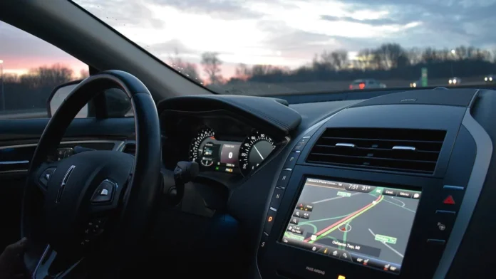 Pogledajte najširi automobil na svetu: Ima dva volana i može da razvije više od 110 kilometara na sat (VIDEO)