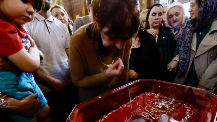 OVO SIGURNO NISTE ZNALI: Zašto se pravoslavci krste sa TRI PRSTA i prvo dodiruju desno rame? Ovaj običaj krije duboko značenje