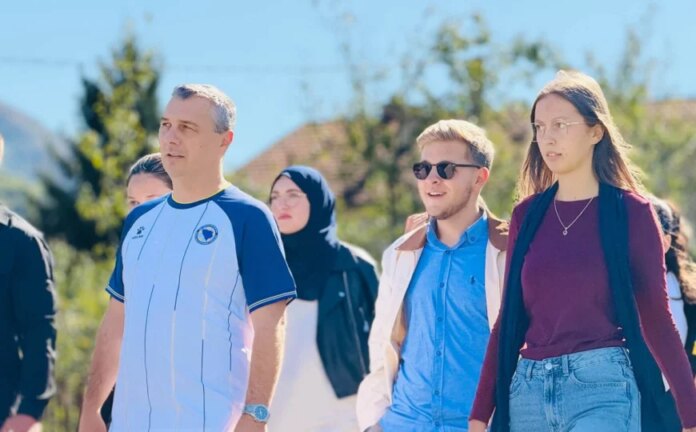 Dizdar uručio školarcima u Srebrenici potpisane dresove Zmajeva: Zastava i grb BiH nisu provokacija