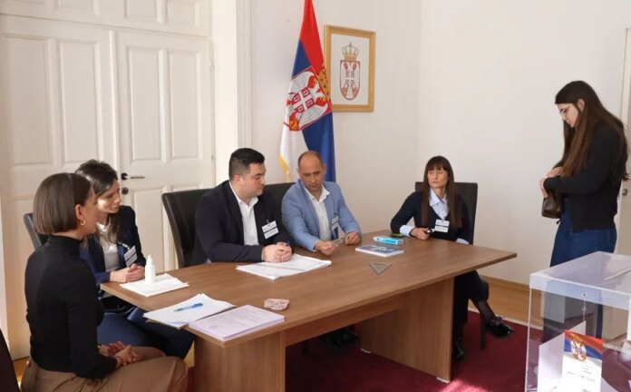 Državljani Srbije na glasanje u Mostar izašli podijeljeni: Jedni vjeruju Vučiću, drugi žele promjene