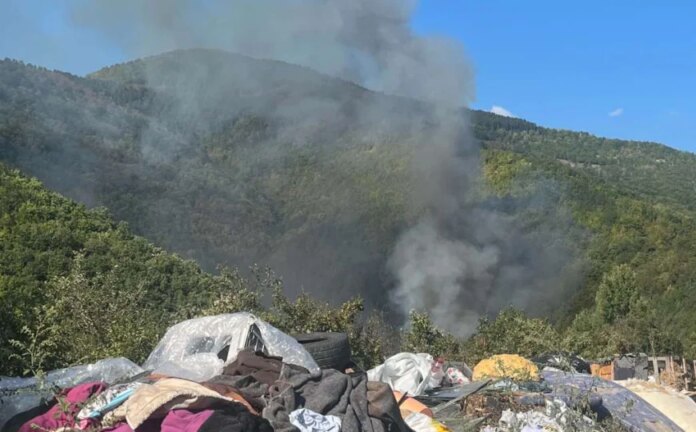 Gori deponija kod Goražda, sumnja se da je požar podmetnut