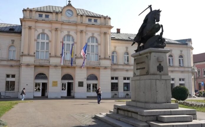 Gradska uprava Bijeljine pred kolapsom: 300 ljudi ostalo bez posla, a nedostaje 90 radnika
