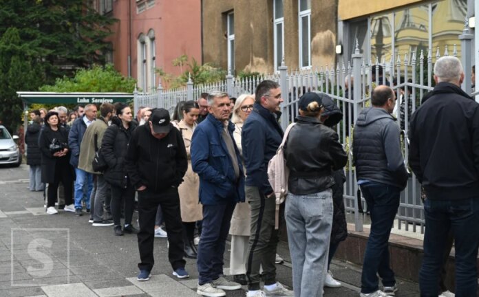 Gužve ispred Ambasade Srbije u Sarajevu: Dugi redovi građana koji čekaju da glasaju