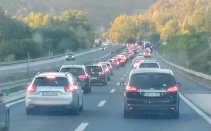 Kolaps na A1 prema Zenici: Kilometarske kolone vozila krenula na utakmicu i Džekin oproštaj