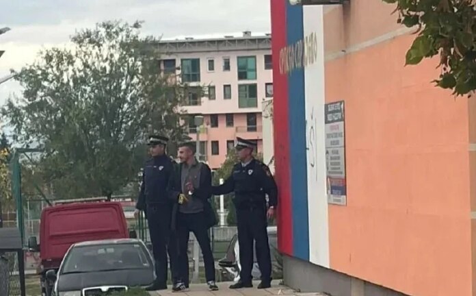 Mladić iz Sarajeva pušten na slobodu nakon natpisa ‘genocidaši’, SDA poslala oštru poruku MUP-u KS