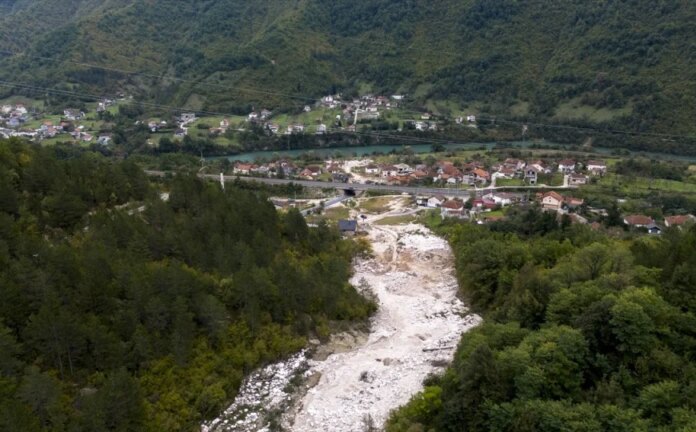 Obilne padavine u Hercegovini donijele probleme: Odron na M-17, službe u stanju pripravnosti