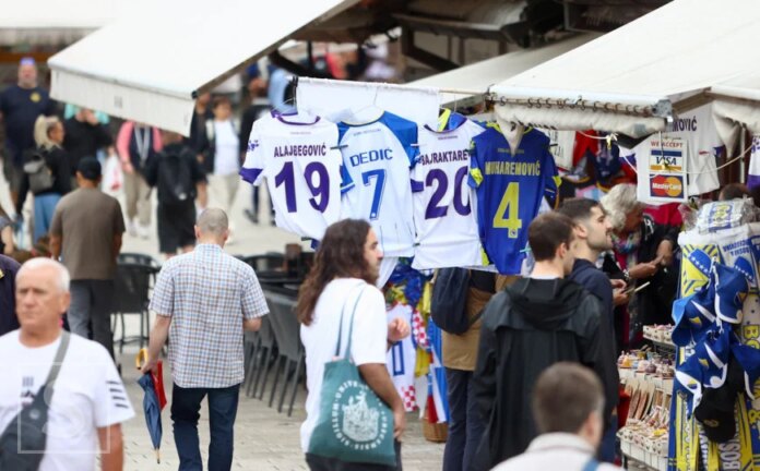 Potvrđeno za Radiosarajevo.ba: Roditelji iz Srebrenice dolaze pred školu u dresovima BiH