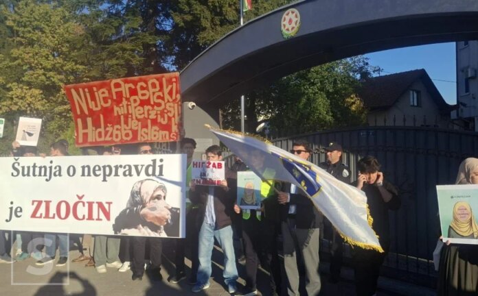 Protesti u Sarajevu zbog zabrane hidžaba u školama u Azerbejdžanu: “Hidžab nije prepreka za znanje”