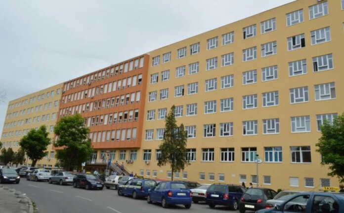 Roditelji protestvovali ispred UKC-a Tuzla: Ne želimo više moliti, liječite nam djecu!