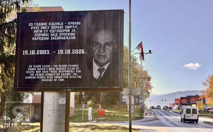 Sramotan bilbord: Uvredljive poruke upućene Aliji Izetbegoviću na ulazu u Lukavicu