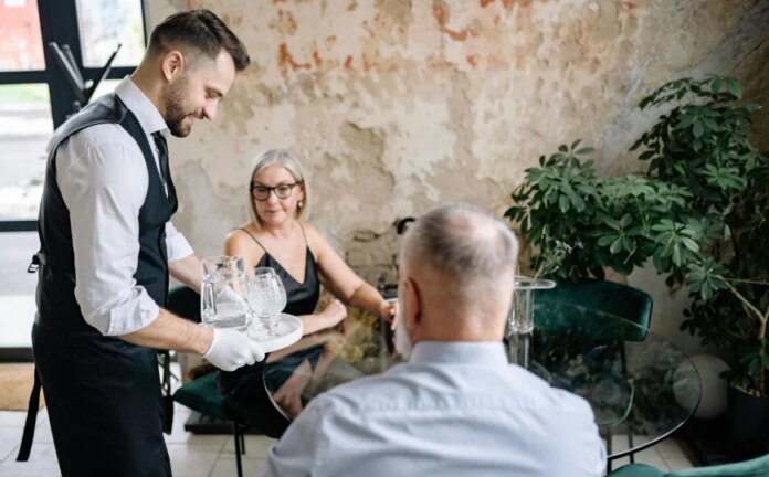 U FBiH u augustu prosječna neto plata 1.708 KM, najniža u sektoru ugostiteljstva